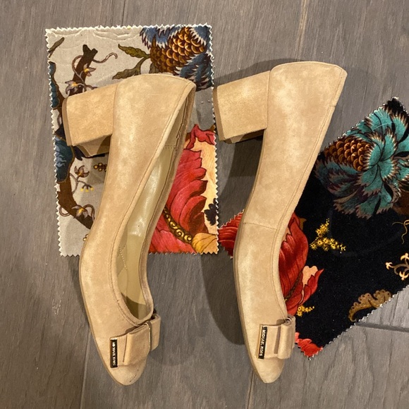 Michael Kors Women's Kiera Flex Mid Suede Pump Size 9 Beige w Bows - Picture 4 of 7